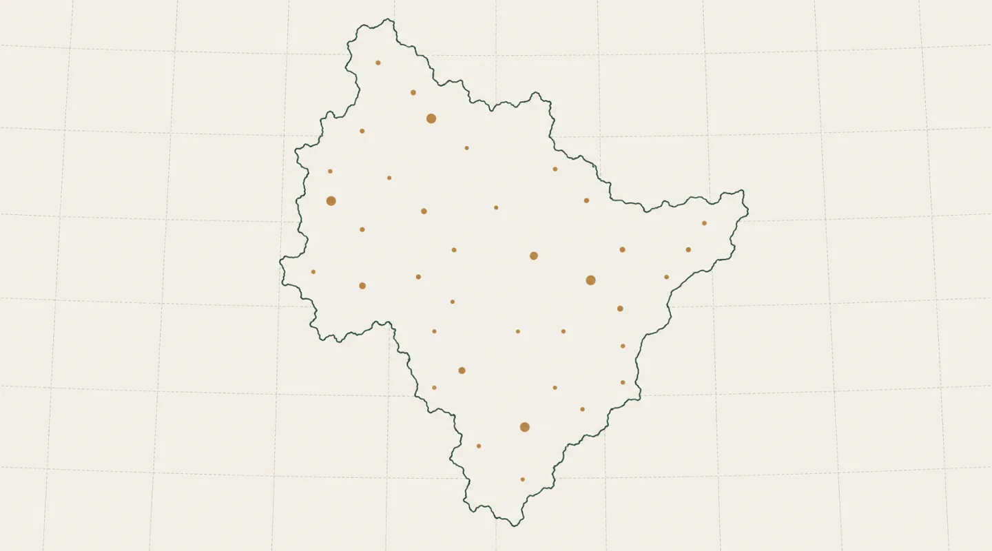 Contour schématique d’un département sur un quadrillage estompé, semé de pastilles ocre de deux tailles